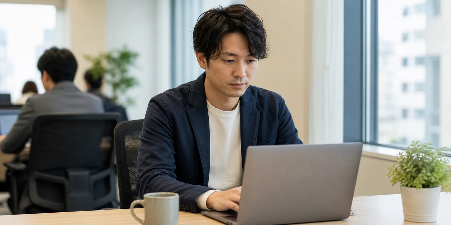 民間企業のオフィスで働く日本人男性のイメージ
